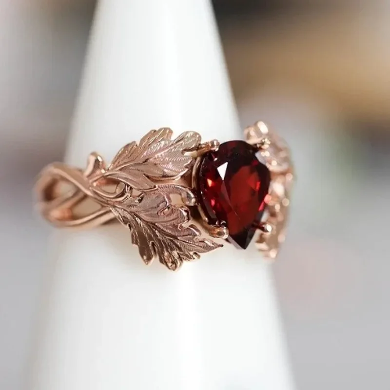 

New Personalized Copper Set Zircon Women's Ring with Colorless Ruby Droplets