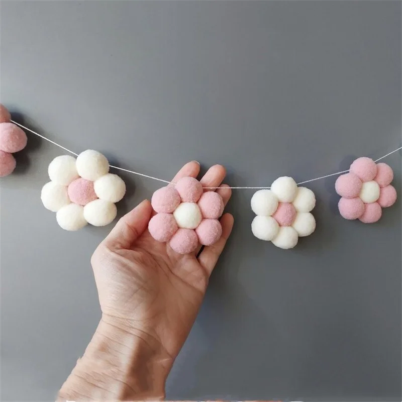 Nordic Style Handmade Pom-Pom Daisy Garland Decoration for Shelves, Wall Hanging Pom-Pom Pink Daisy Wreath, Holiday Christmas Wedding Thanksgiving Wall Decoration Garland, Tent Curtain Decoration Hanging Ornaments