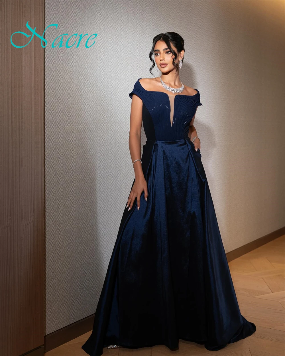 فستان سهرة رائع مخصص برقبة قارب من الساتان الرقيق للحفلات الراقصة فساتين فاخرة قبالة الكتف للمناسبات الخاصة