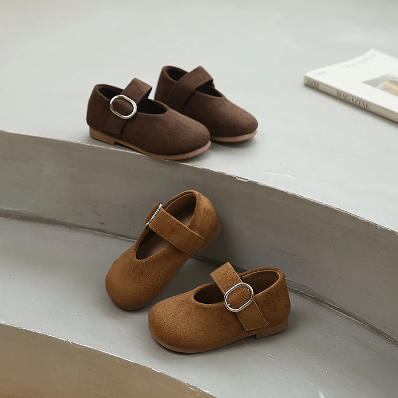

Кожаная обувь для девочек, новинка 2023 года, весенне-осенняя праздничная обувь на плоской подошве для малышей, простая детская школьная повседневная обувь в стиле ретро на мягкой подошве для выступлений и танцев