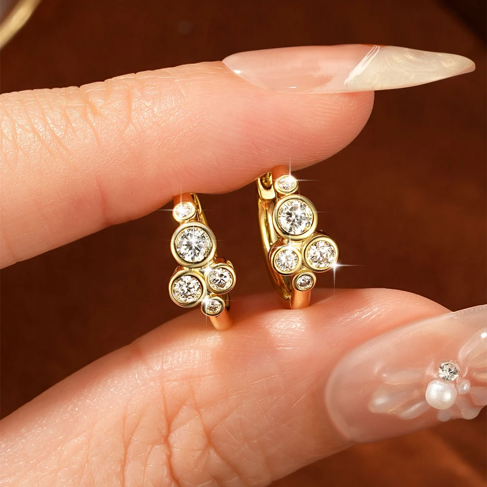 Celestinova D-Farbe VVS1 GRA-Zertifizierte Mehrfach-Runde Bubble Moissanit Huggie Hoop Ohrringe 14K Goldfilled Luxus Damenschmuck – Detail 10