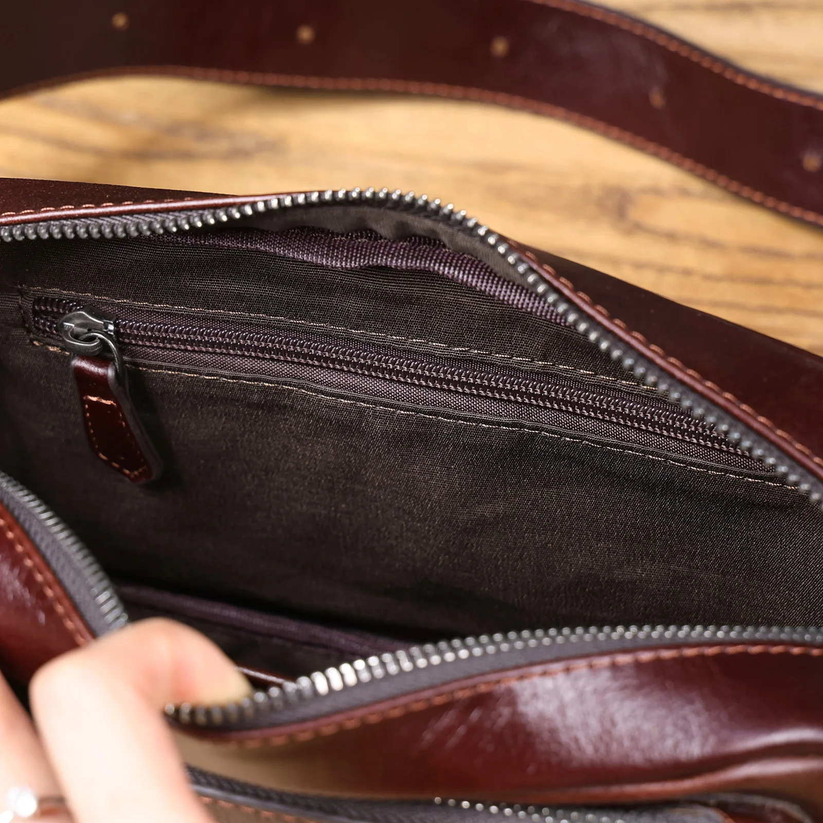 Vintage-Umhängetasche aus hochwertigem, pflanzlich gegerbtem Echtleder für Herren, modische Schultertasche, Motorrad-Umhängetasche – Detail 28