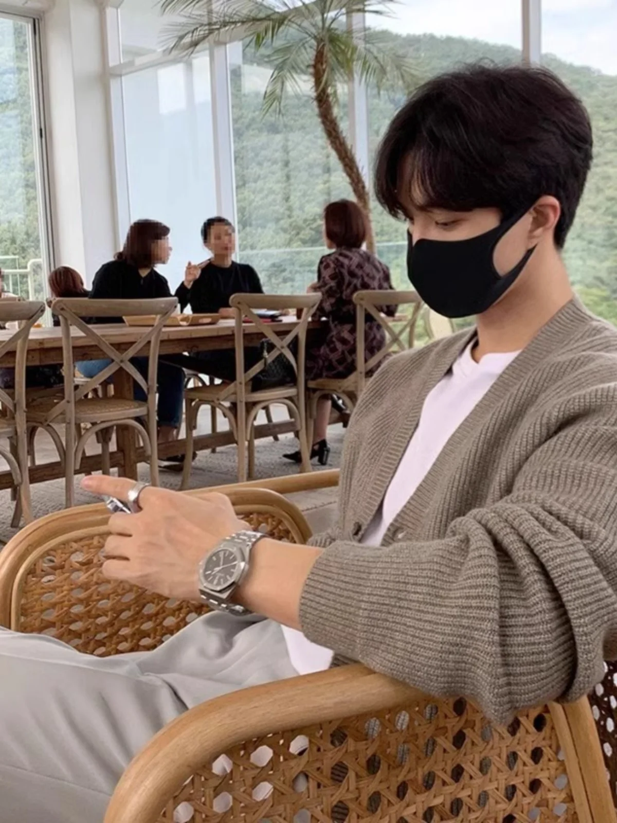 

Модный вязаный кардиган-свитер для мужчин свободного кроя, осенний повседневный универсальный стиль, городской дизайн, V-образный вырез...