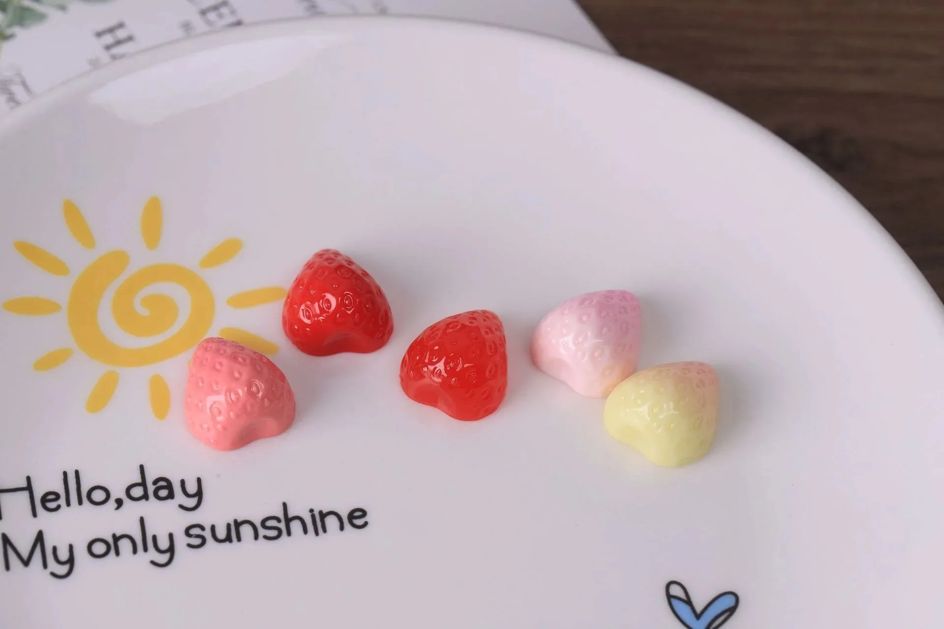 10 Stück Simulierte Miniatur-Erdbeeren aus Harz, Handgefertigte 3D-Erdbeer-Dekofiguren – Detail 6