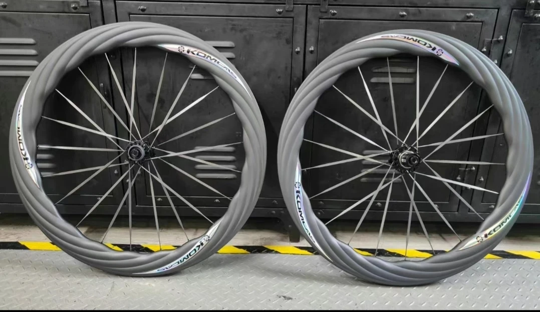 

Komcas MUSCLE Disc Carbon Road Wheels 50/60 Керамическая втулка DT SWISS Ширина 25/28 мм 36T Ratchet 700c Дисковая велосипедная колесная пара