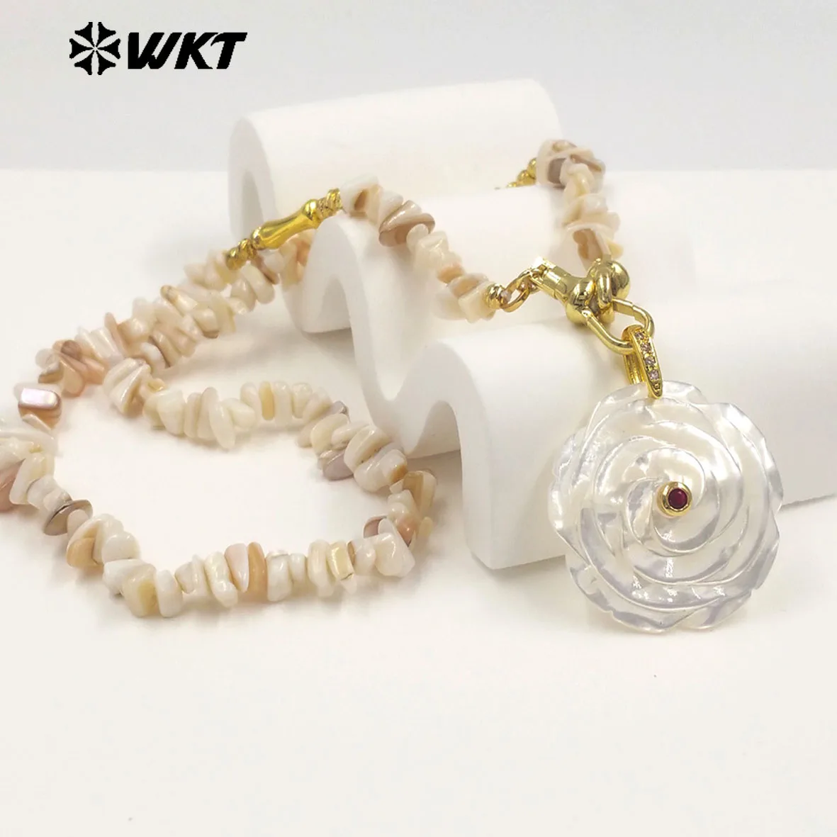 

WT-JN380 Wonderful Crushed Stone Splicing Metal Chain With Natural Shell Zircon Flower Pendant Necklace For Fashion Matching