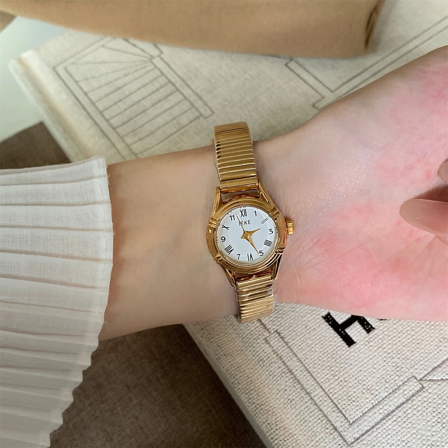 

Medieval high-value fashion watch women ins light luxury high-end temperament women's workplace quartz watch