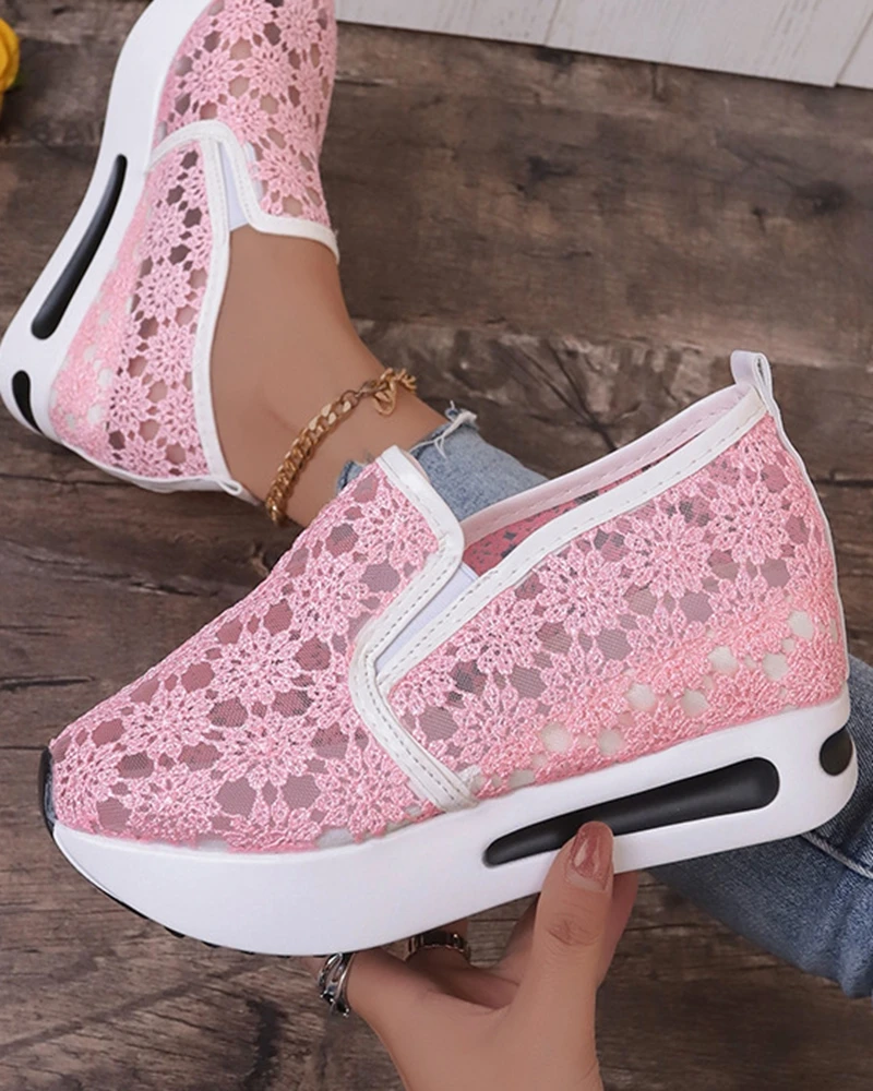 2025 جديد المرأة الدانتيل شبكة الانزلاق على منصة أحذية رياضية تنفس مصعد حذاء كاجوال مع نعل مطاطي سميك الكورية نمط الصيف