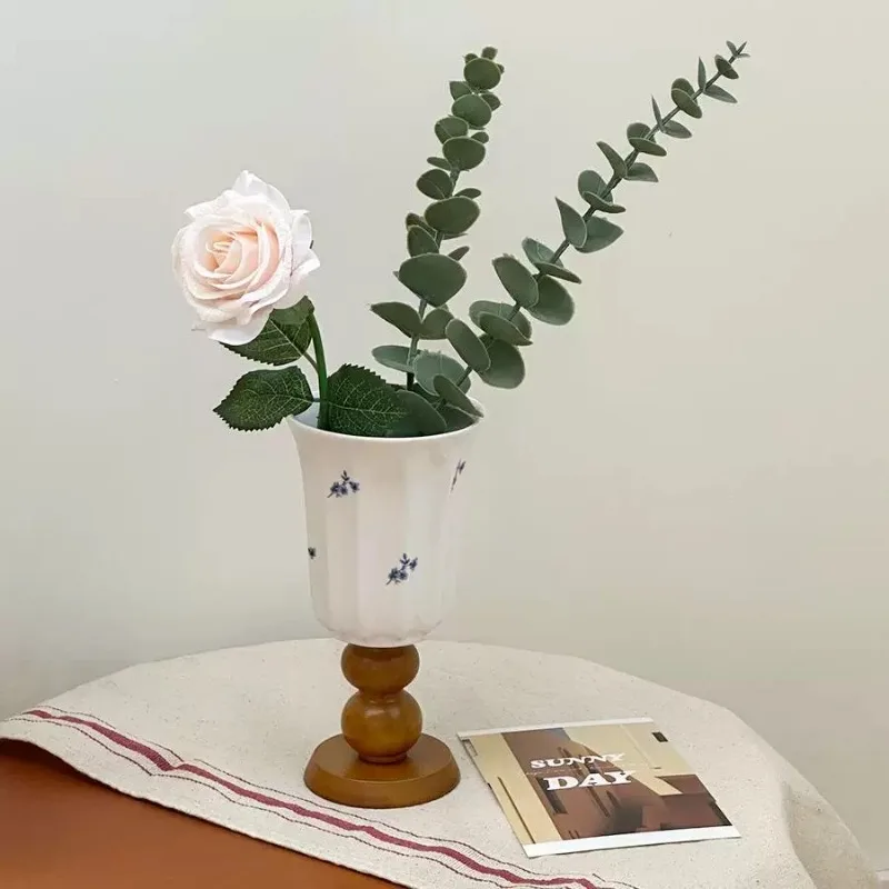Unregelmäßige Keramiktasse mit gebrochenen Blumen, Kaffeetasse mit hohem Fuß, Frühstückstasse, Vase mit Holzfuß