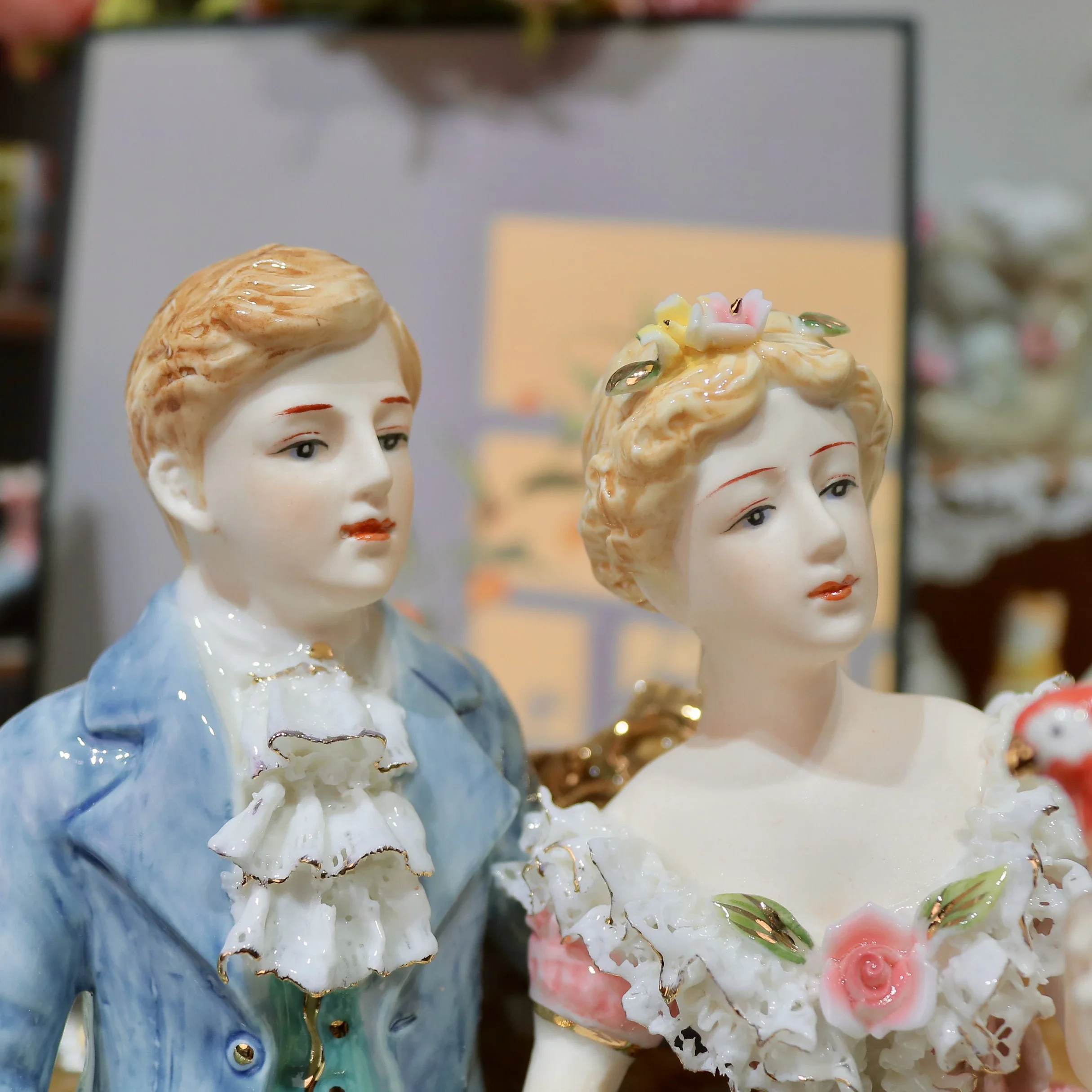 European-style British couple ornaments lace porcelain figurines ceramic crafts boutique villa living room decorations.