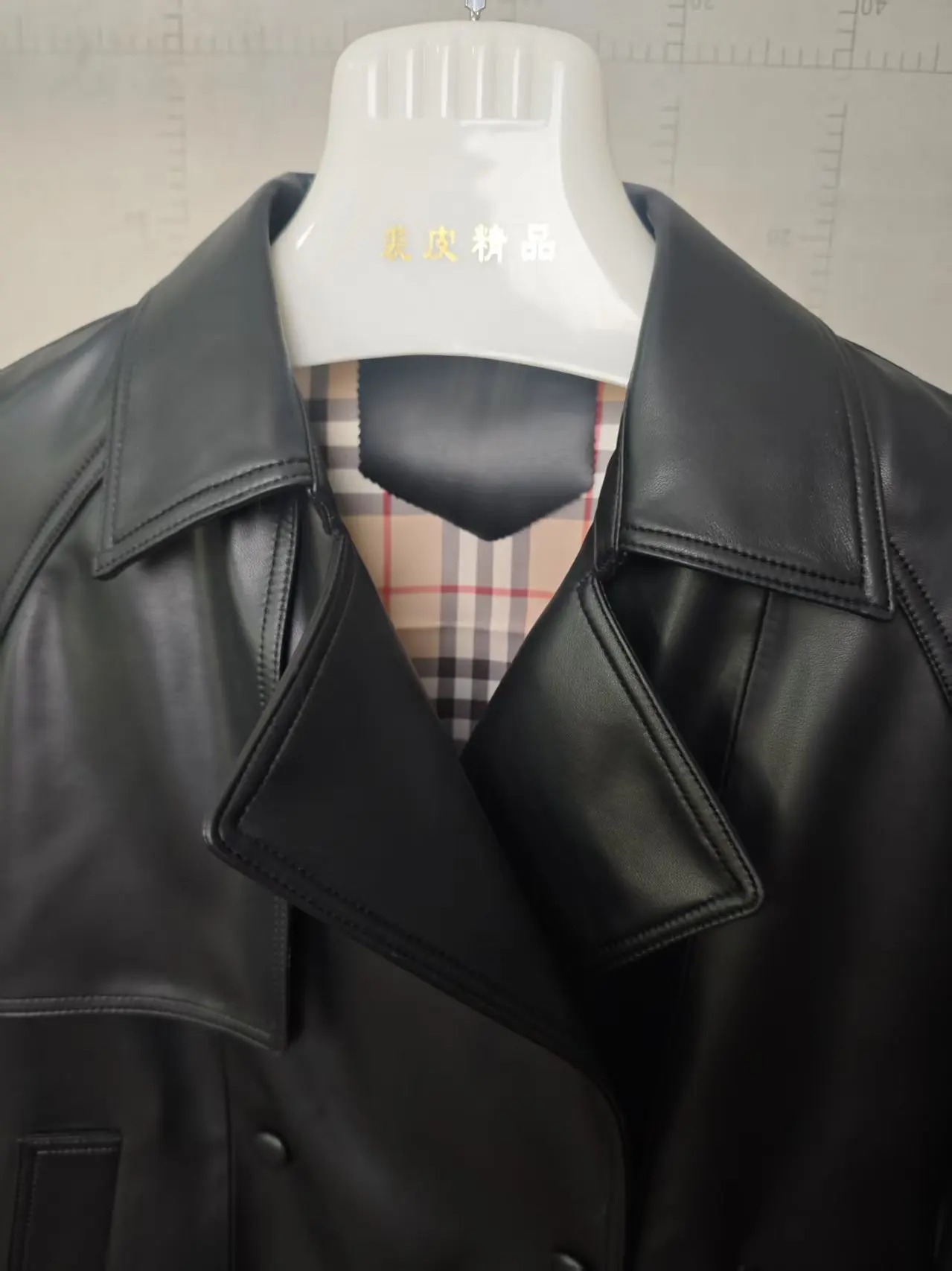 Damenmantel aus echtem Leder, kurzer Umlegekragen, luxuriöser, hochwertiger Herbst-Wintermantel für Damen