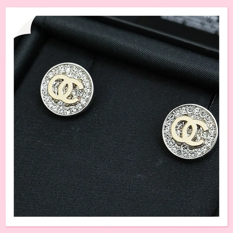 

Новые круглые серьги-гвоздики с бриллиантами, наполненные ретро-атмосферой, удобные в носке, универсальные на каждый день, женские.