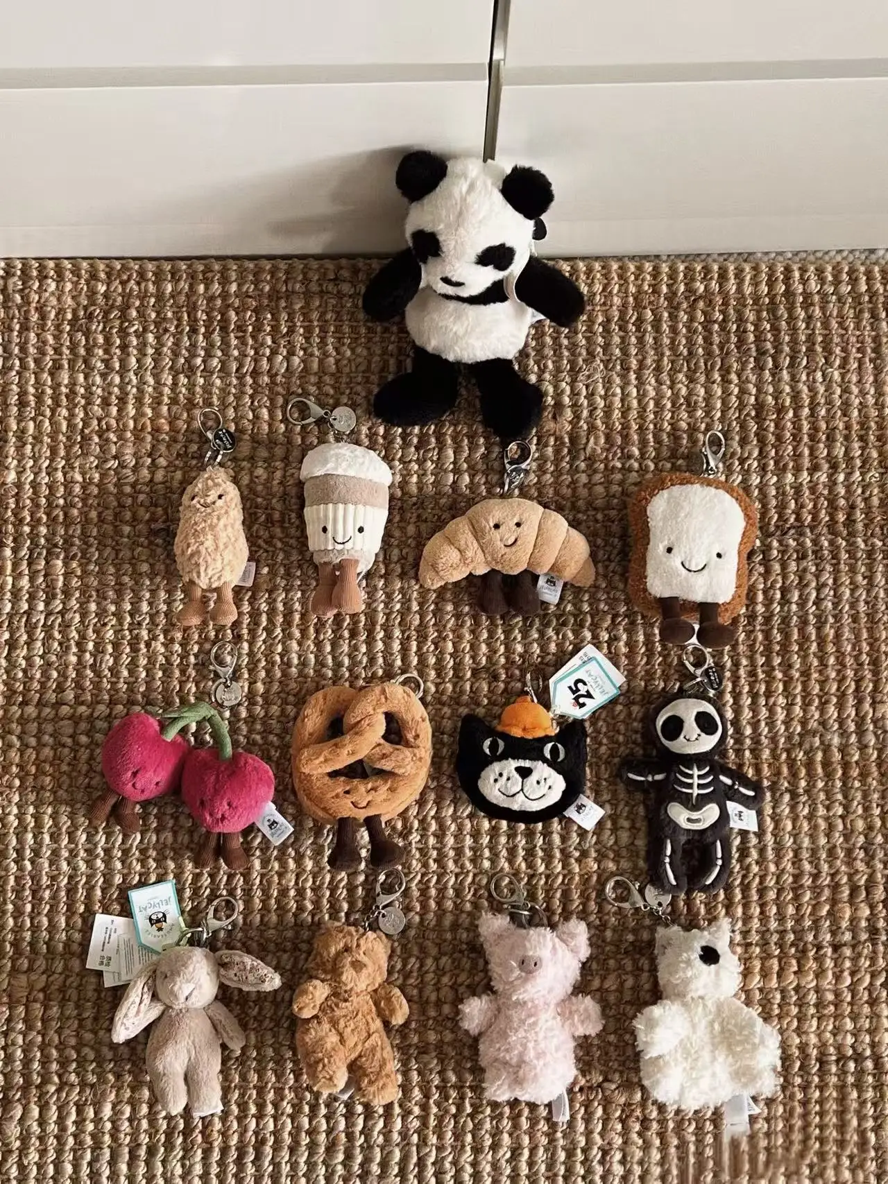 

Keychains with tags and logos Tennis plush keychain, Barcelona bear plush keychain, Peanut series plush toys, backpack charms.