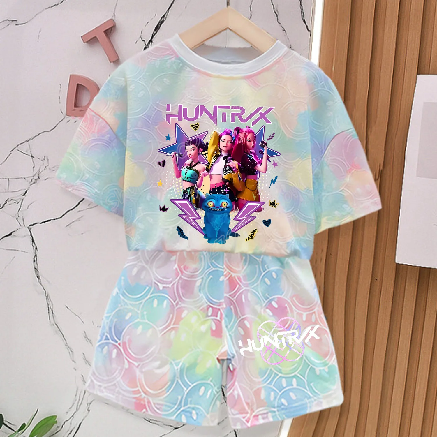 Neues KPOP Demon Hunters T-Shirt und Hosen Set Mädchen Sommerkleidung Kawaii Smiley-Gesicht Kurzarm-Outfits Kinder Tee Top Pyjamas Geschenk