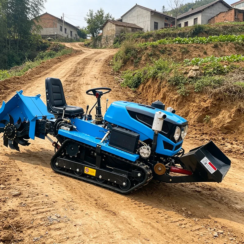 

Индивидуальный трактор-культиватор на гусеничном ходу с роторным плугом, малым микрокультиватором и средним культиватором