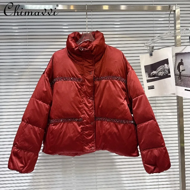 2025 شتاء جديد الشارع الثقيلة شريط أفقي مطرز الوقوف طوق أسفل سترة المرأة موضة دافئة فضفاضة أنيقة سترة علوية