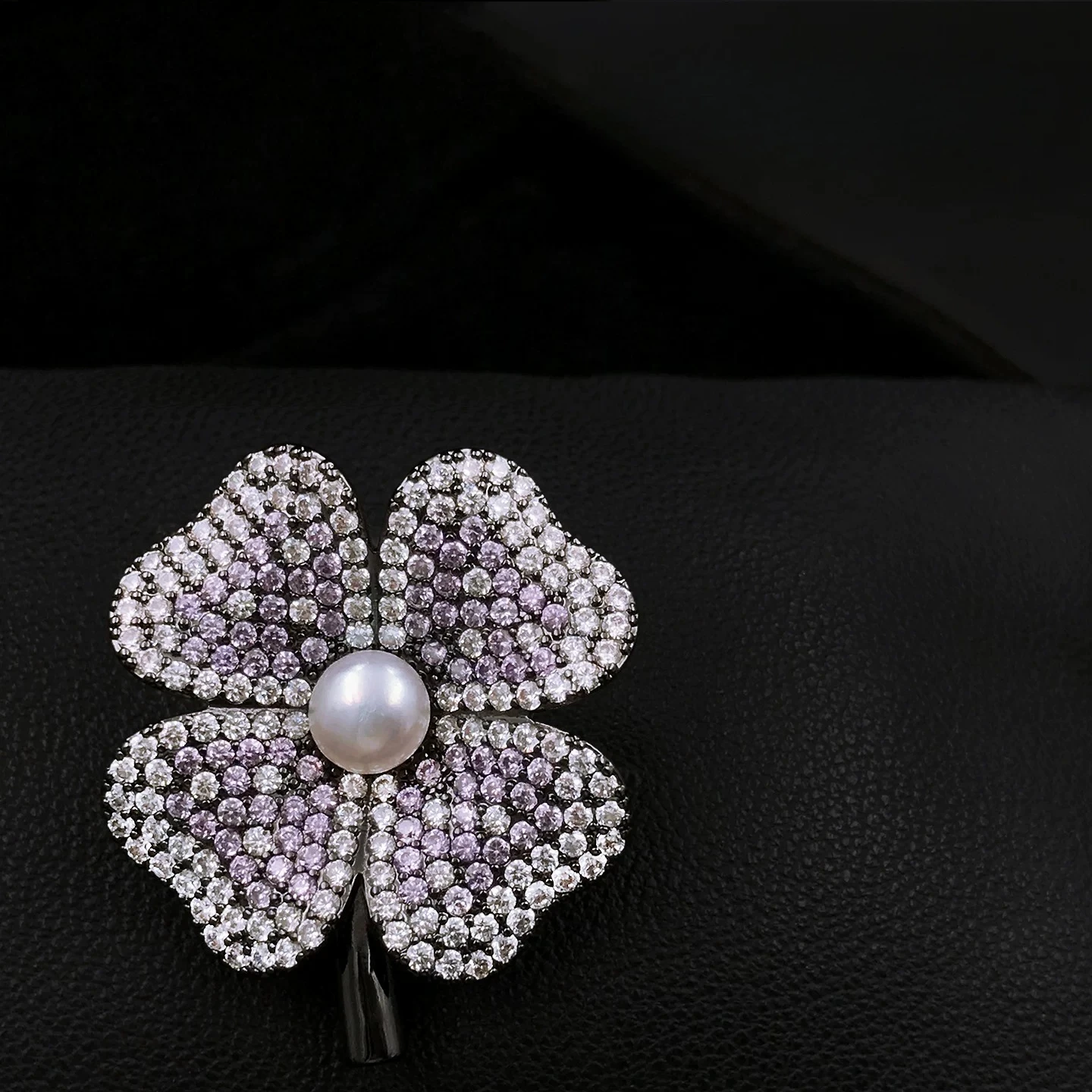 Lavender Rhinestone Four Leaf Clover Brooch with Central Pearl Vintage Luxury Women Clothing Ornament for Wedding Banquet 2199