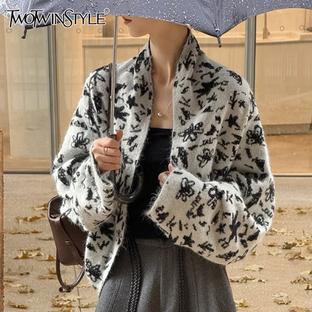 

TWOTWINSTYLE черный жаккардовый свитер женский с v-образным вырезом и длинным рукавом свободные повседневные роскошные женские свитера осенняя мода новинка