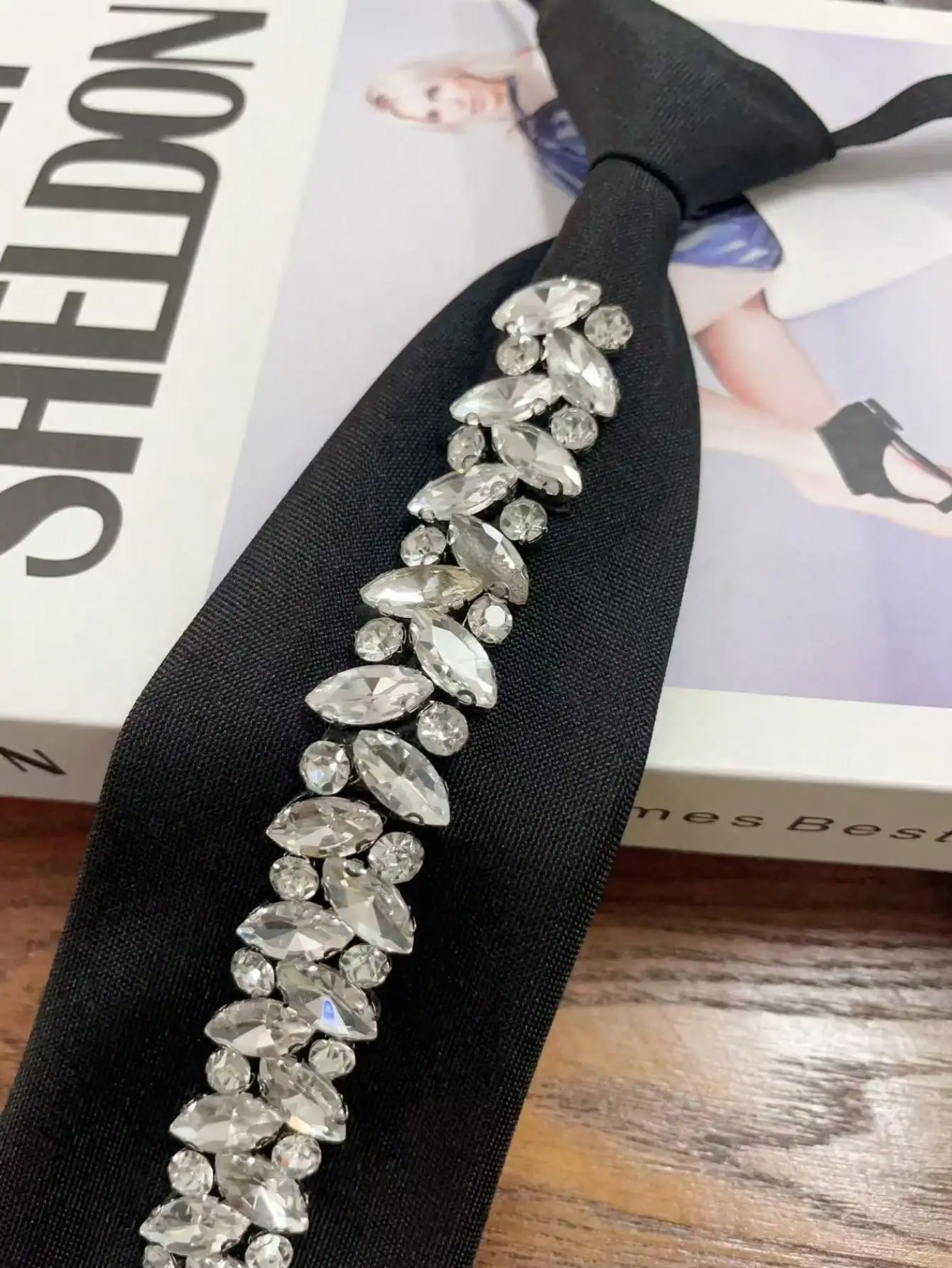 การออกแบบเฉพาะดั้งเดิม การตกแต่ง Rhinestone ที่มันวาวและสง่างาม เน็คไทและเน็คไทแบบปรับได้ เหมาะสําหรับเด็กหญิงและสุภาพสตรี ออกเดทและเสื้อเชิ้ตในฤดูใบไม้ผลิและฤดูร้อน งานปาร์ตี้ เทศกาล