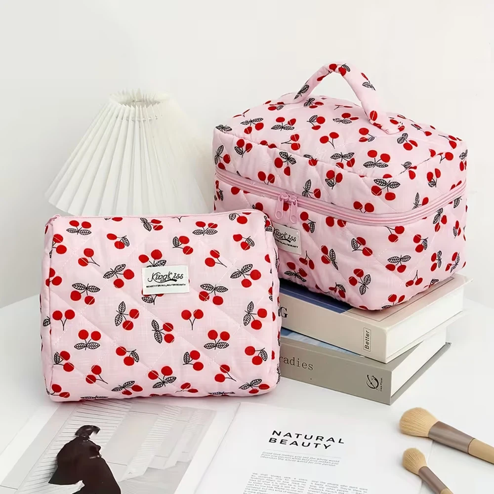 Make-up-Tasche mit rosa Hintergrund und roten Kirschmotiven – mit ausziehbarem Reißverschluss, große Kapazität, ideal für Reisen, exklusiv für Damen, weißes Innenfutter aus Polyester, niedlich und tragbar, geeignet für Studenten, Krankenschwestern, Büroangestellte und andere Personengruppen, lässige Make-up-Tasche mit Kirschmotiv. – Detail 2