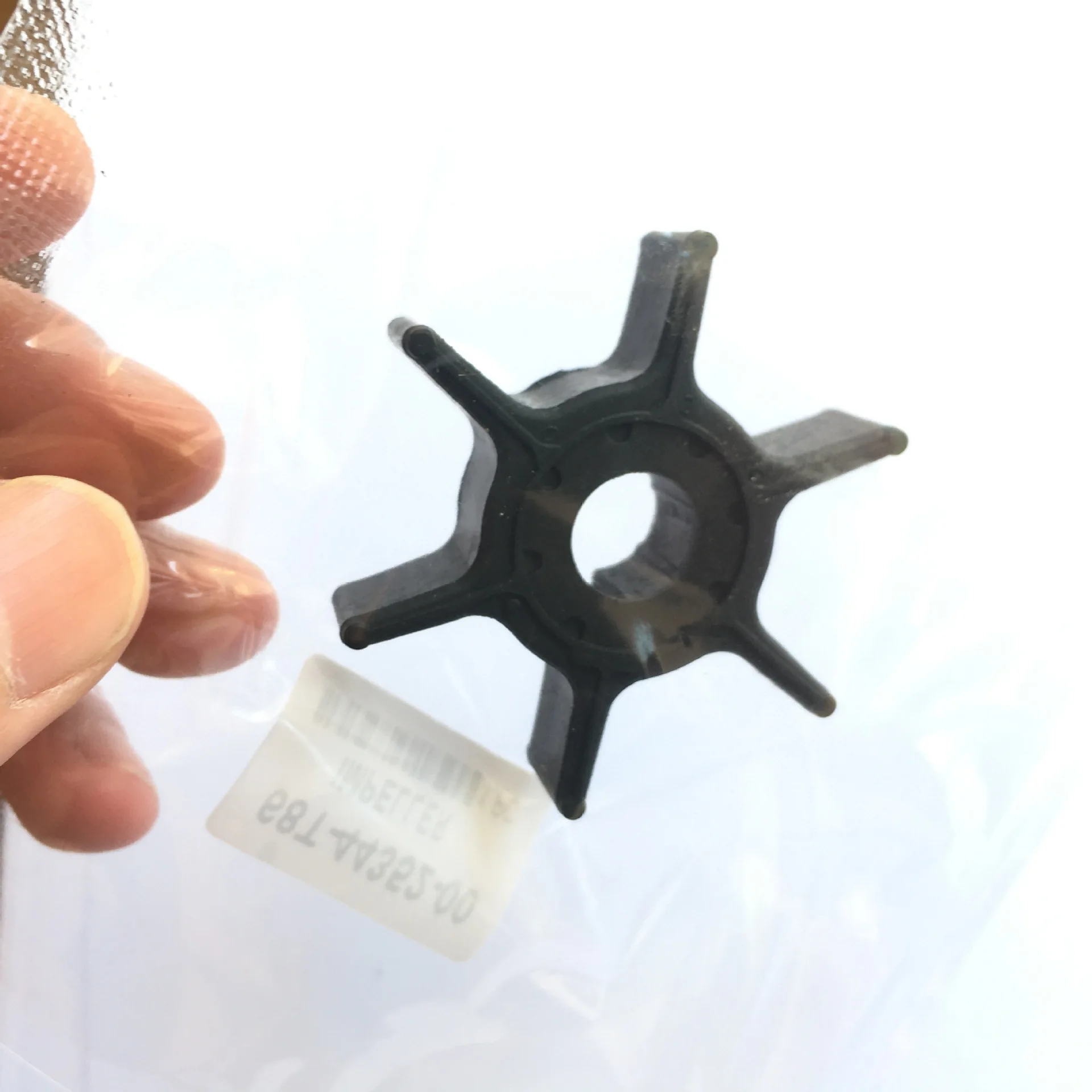 

Крыльчатка водяного насоса подвесного мотора 68T-44352-00 для Yamaha 9,9 л.с., 8 л.с., 6 л.с.