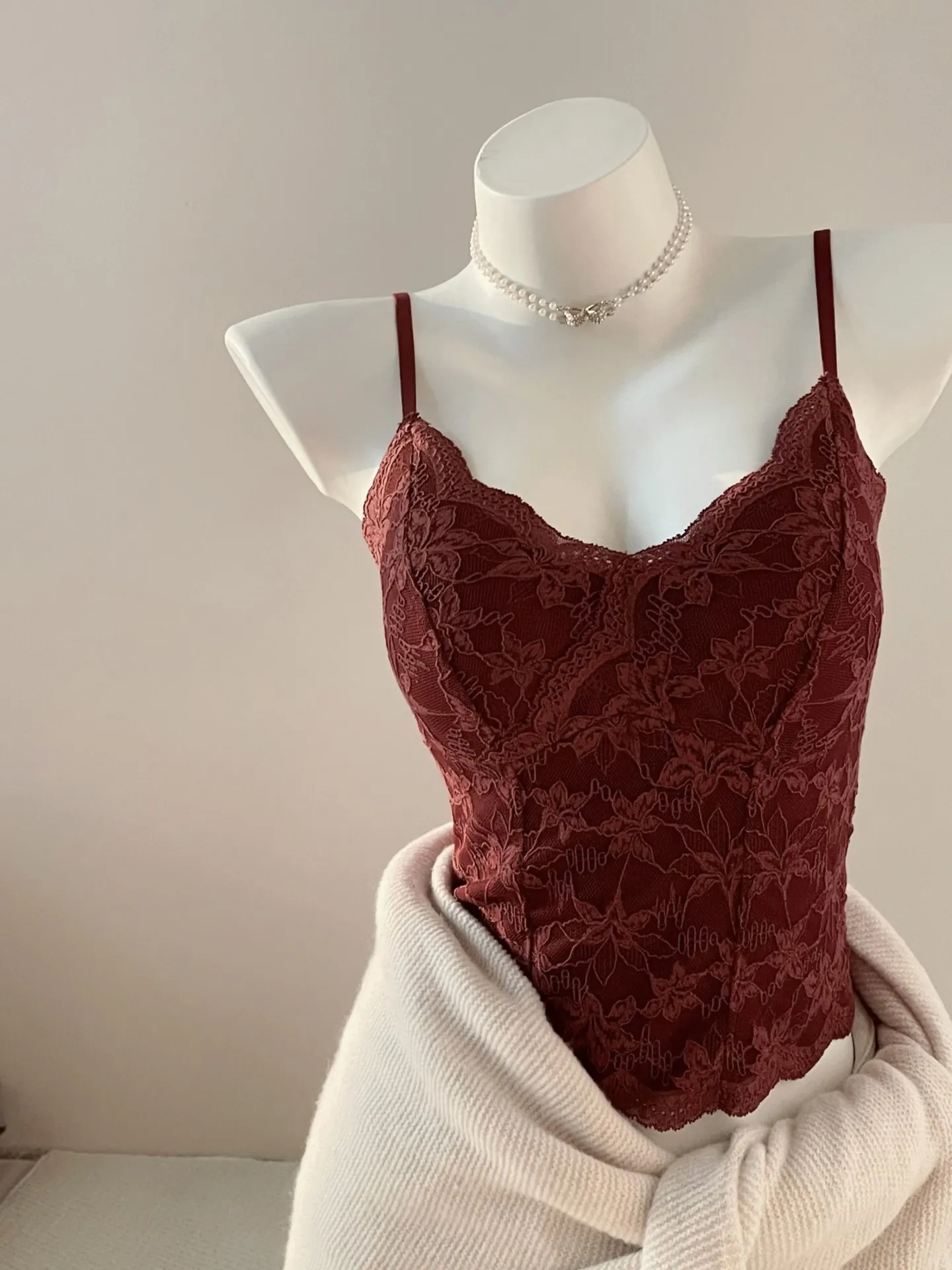 

Женский утепленный кружевной кроп-топ с V-образным вырезом и встроенными чашечками, осенне-зимняя новинка, теплый жилет-белье для повседневной носки.