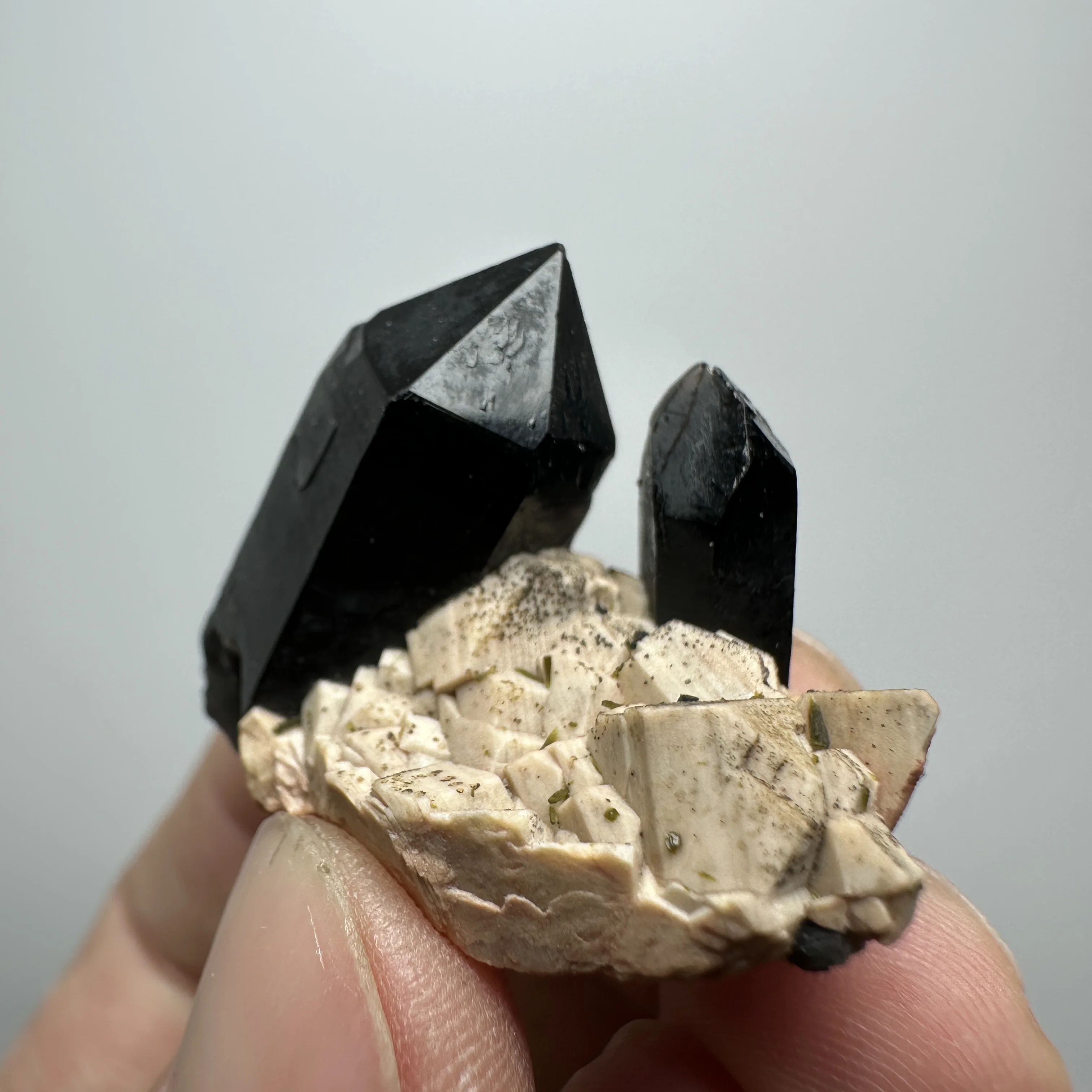 

100% Natural Epidote Feldspar Quartz Ore Specimen Black Crystal Cluster Garden Decor Healing Stone Home decoration
