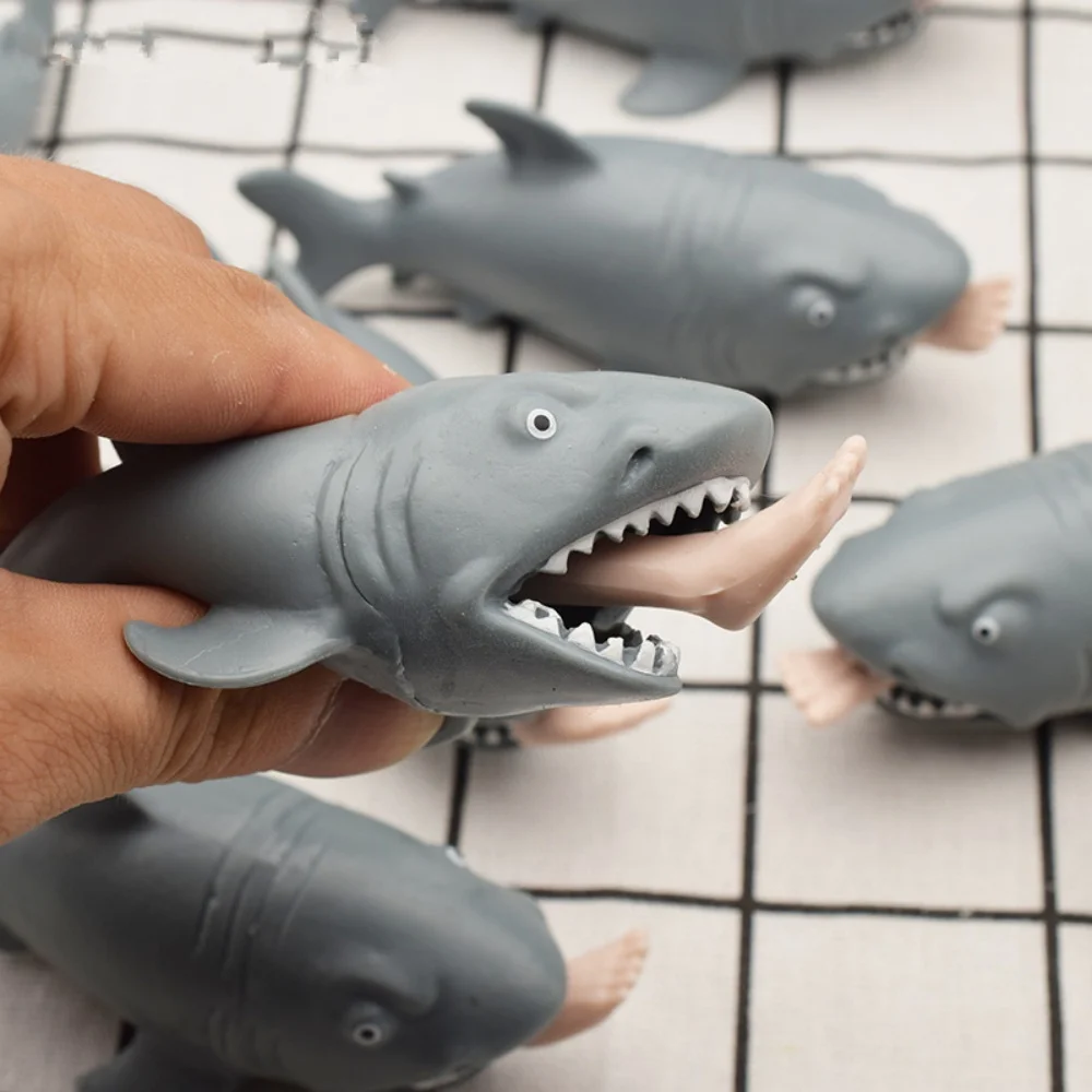 2 stücke Mann essen Hai Quetschen Spaß Spielzeug Erschreckende Tier Schelmisse Humorvolle Einfache Stress Lindern Anti stress Spielzeug Kneifen – Detail 2