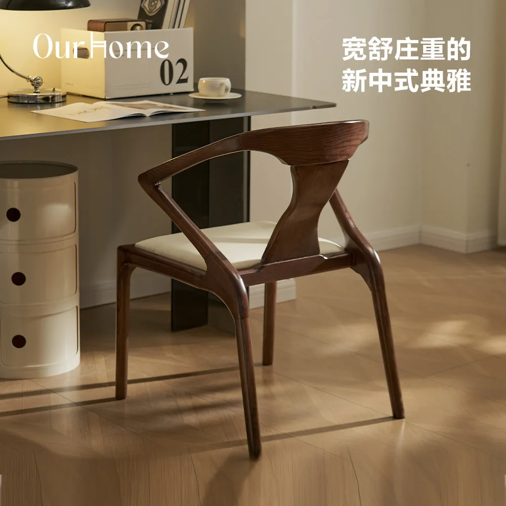 Moderner, minimalistischer Design-Esstisch mit Rückenlehne und Schmetterlingsstuhl