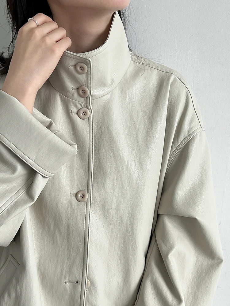 [EAM] Beige Drawstring Big Size PU Leather Jacket New Stand Collar Long Sleeve Women Coat Fashion Tide Spring Autumn 2026 1DJ949