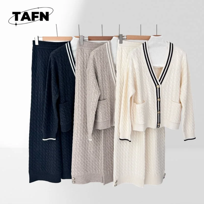 

Trendy Athleisure Pants Set for Women – Comfy and Stylish Sleek Women's Long Pants Set for Office Casual Days AK2143