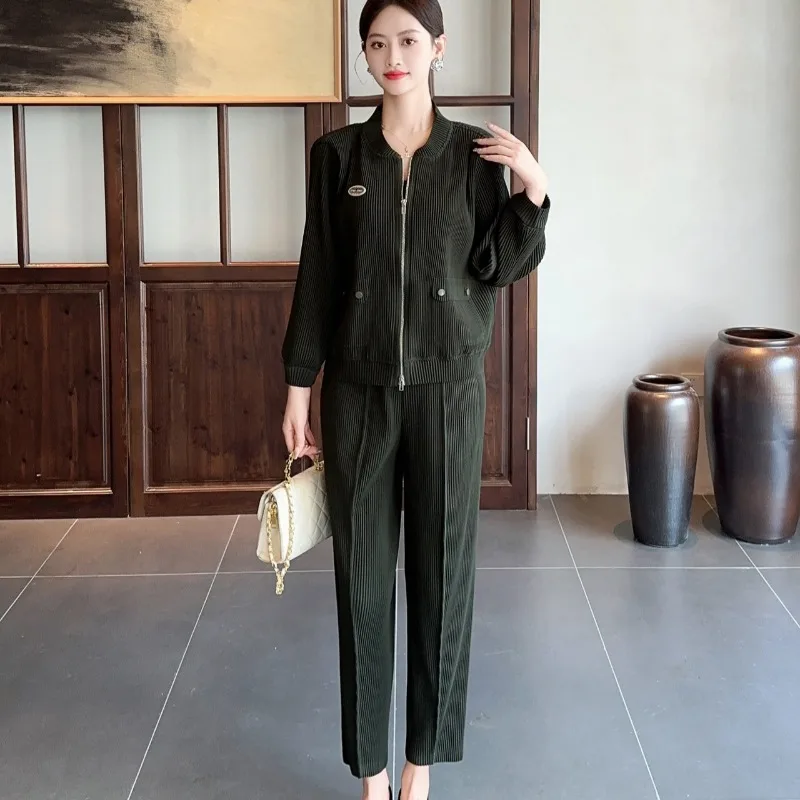 ชุดกางเกงพลีท Miyake คอลเลคชั่นฤดูใบไม้ร่วง แฟชั่นใหม่ เสื้อคาร์ดิแกนพลีทคอปกผู้หญิง ซิปด้านหน้า กางเกงขายาวทรงตรงขาเล็ก ชุดสองชิ้น