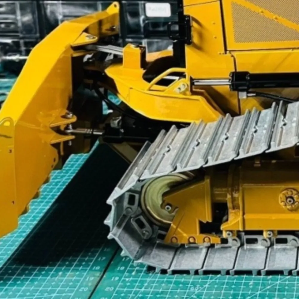 

1:14 Hydraulic RC Bulldozer D6 Metal Remote Control Construction Vehicles Model with 3-way Reversing Valves Light Systems