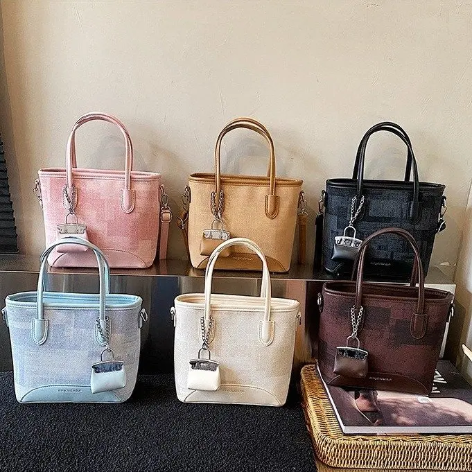 

Элегантные дизайнерские сумки-тоут из классической винтажной кожи для женщин, вместительные, минималистичные, в стиле мессенджер, от люксового бренда.