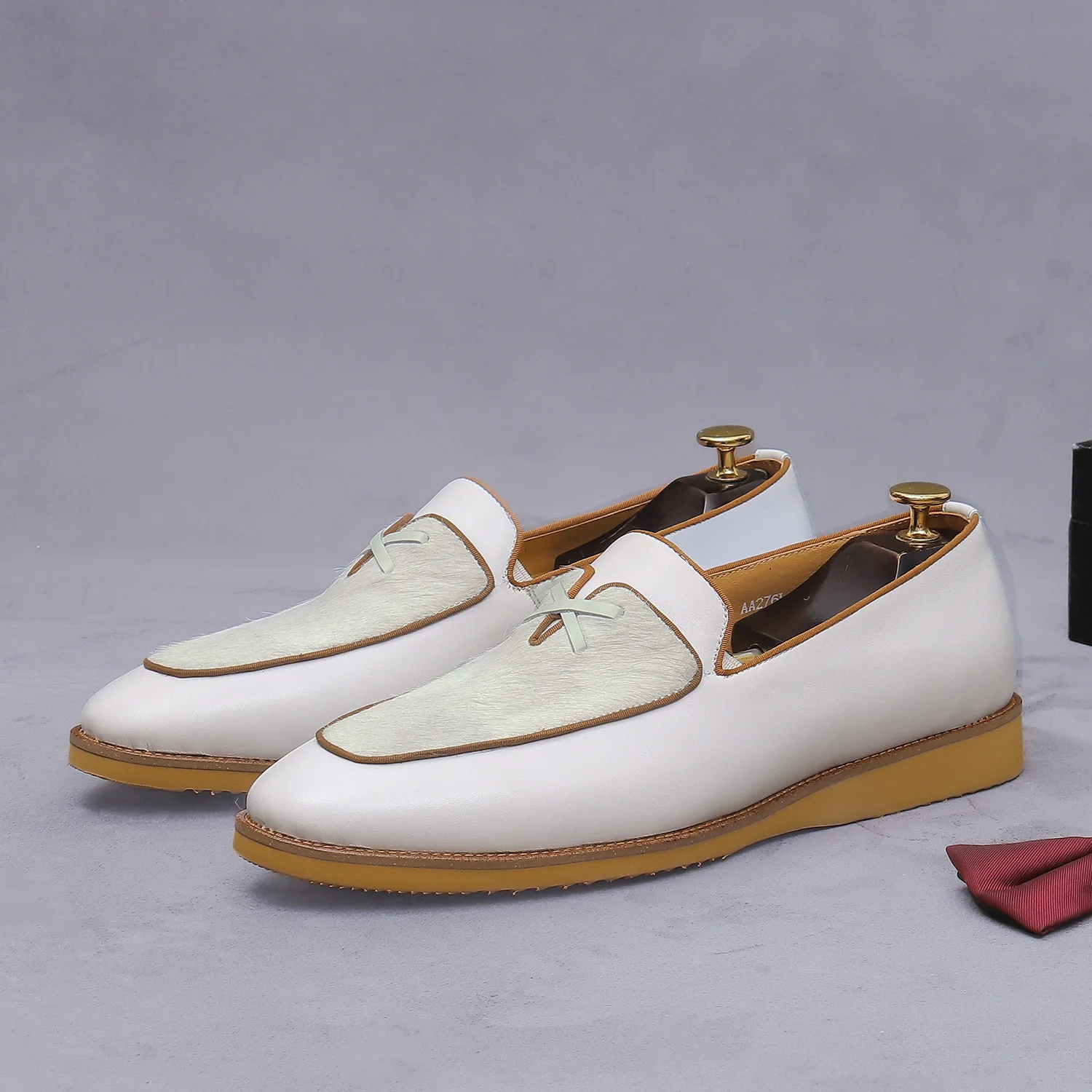 Mocasines Bicolor para Hombre, Combinación de Piel de Becerro y Pelo, Plantilla con Puntada Cruzada, Suela de Goma Ligera, Blanco y Marrón, Zapatos Casuales Elegantes