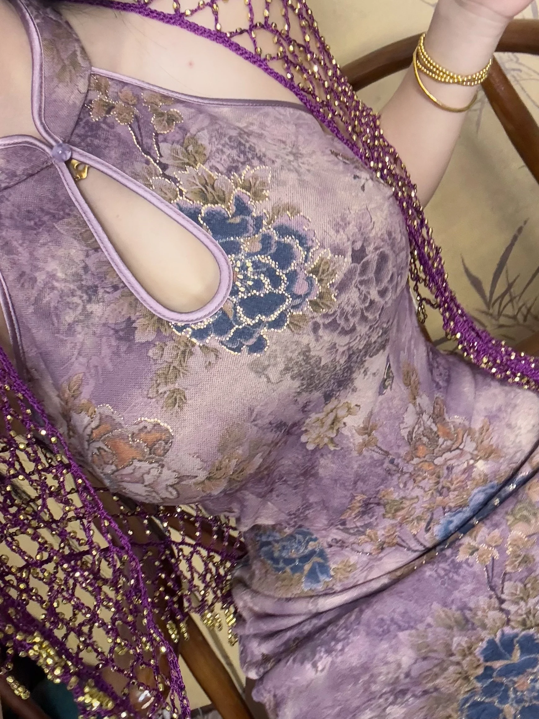 

Новое китайское атласное длинное платье-ципао с золотым вышитым цветочным принтом, открытыми плечами, воротником-стойкой и юбкой средней длины