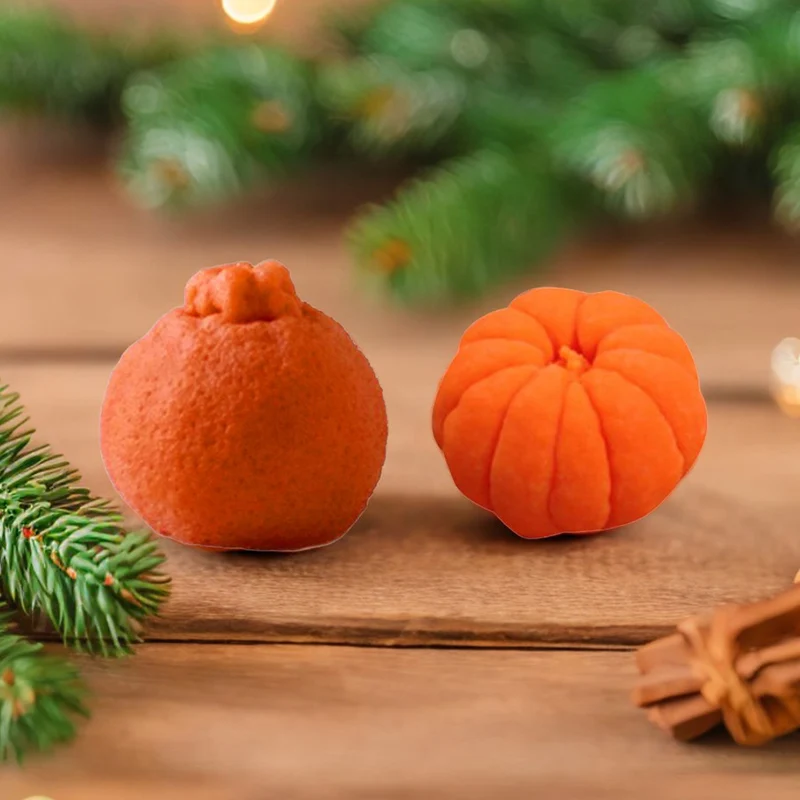 Eine handgemachte 3D-Silikonform für Duftkerzen aus festem orangefarbenem Silikon; eine hässliche orangefarbene Fondant-Silikonform mit Früchten.