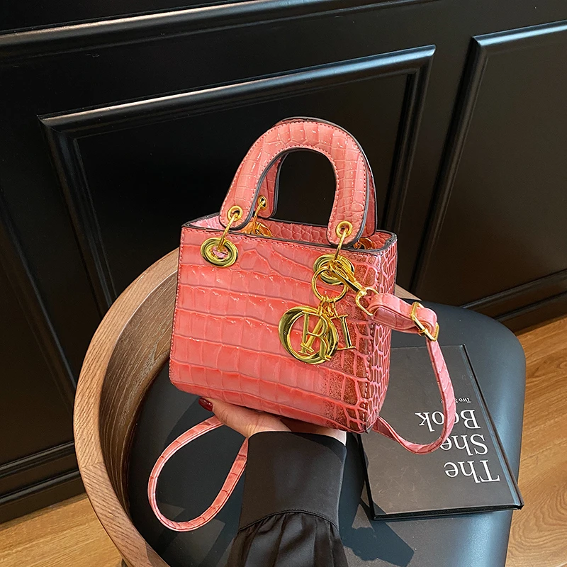 

Сумка с клапаном в стиле ар-деко с геометрическим узором, эффектная деталь с изысканной аурой, идеально подходящая для бранч-джетов и городских исследований