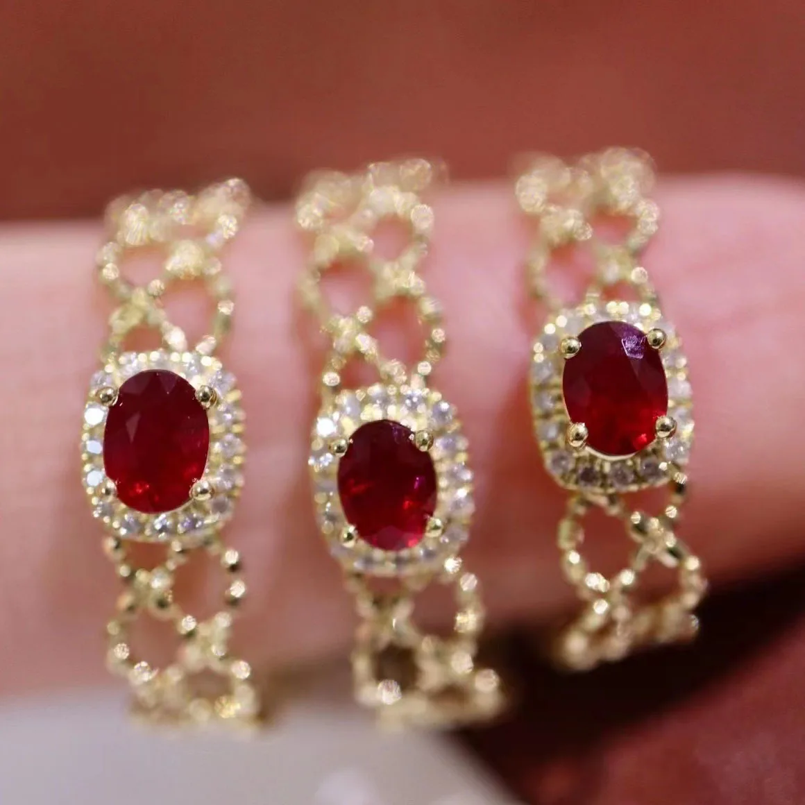 Elegant luxurious high-end vintage sapphire rings for women adjustable palace style hollow chain Red gemstone ring party jewelry