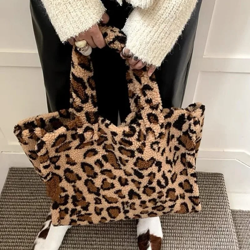 2024 Autumn Winter New Large Capacity Leopard Pattern Handbag for College Students Plush Commuter Bag Lamb Wool Bag Versatile