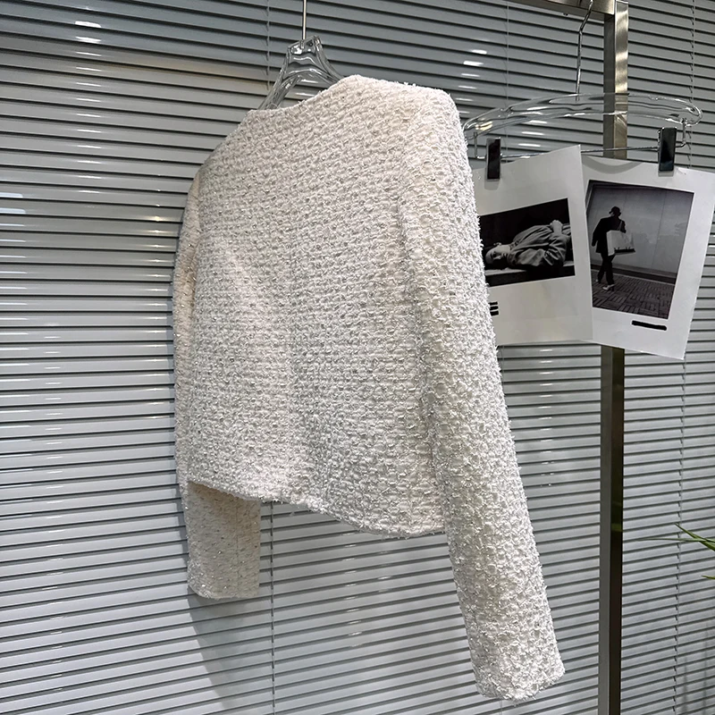 Krótki płaszcz damski zimowy 2025 w stylu małej elegancji, z grubego materiału w kwiaty, z perłowymi guzikami, kieszeniami z pióra strusiego i wypełnieniem z puchu.