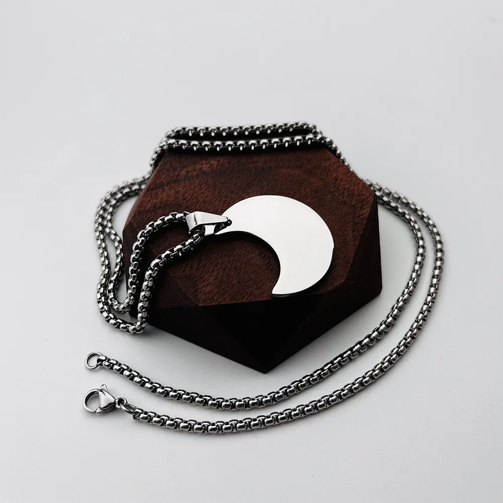 

1 шт., ожерелье с луной из нержавеющей стали, персонализированный выгравированный золотой брелок с подвеской для мужчин и женщин, подарок на заказ, табличка с именем 25/30/35 мм