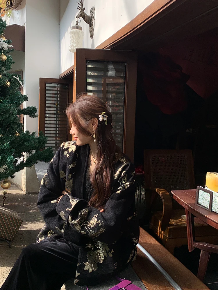 

Beni 2025 Новый бархатный вышитый ретро-образный вырез с v-образным вырезом для двух видов одежды, женский модный китайский облегающий длинный све