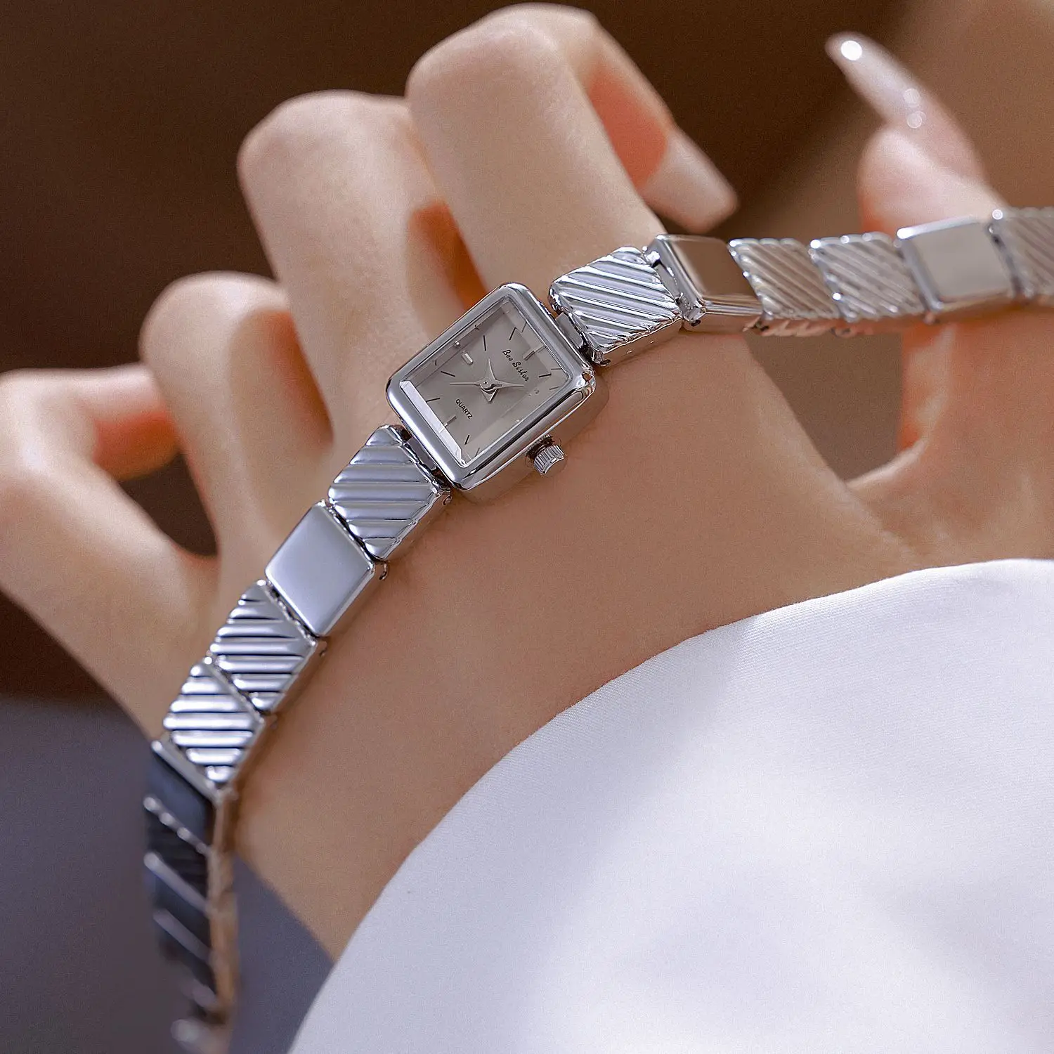 High-end, minimalist luxury gift; neutral gray color scheme; classic retro style; women's watch; luxurious and high-quality.