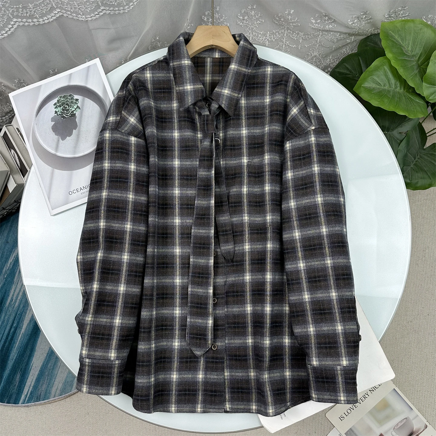 

Ретро-рубашка с градиентным клетчатым узором, свободным воротником и длинными рукавами, женская, весна 2026, новый стиль, туника с поясом, винтажный стиль