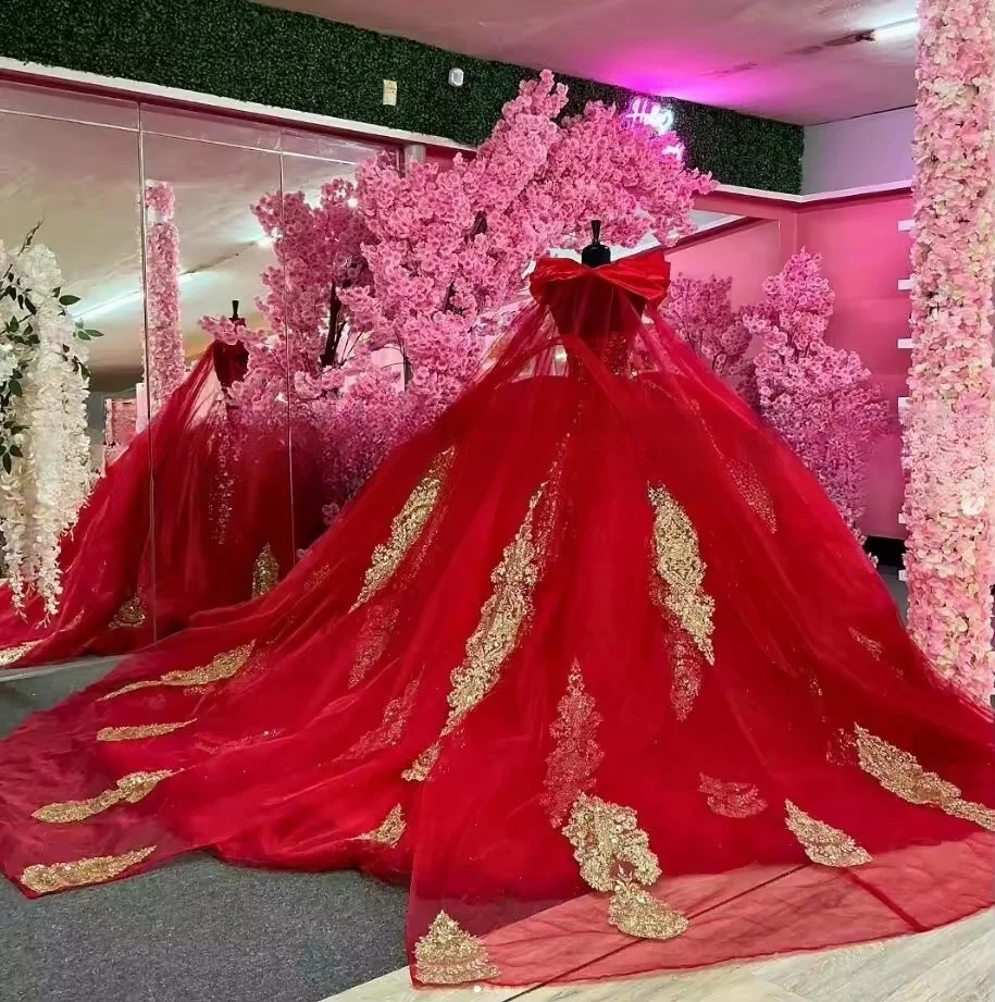 فساتين Quinceanera للأميرة الحمراء اللامعة مع كيب ملفوف على شكل قلب مشد فيستدوس دي 15 أنوس مخصص