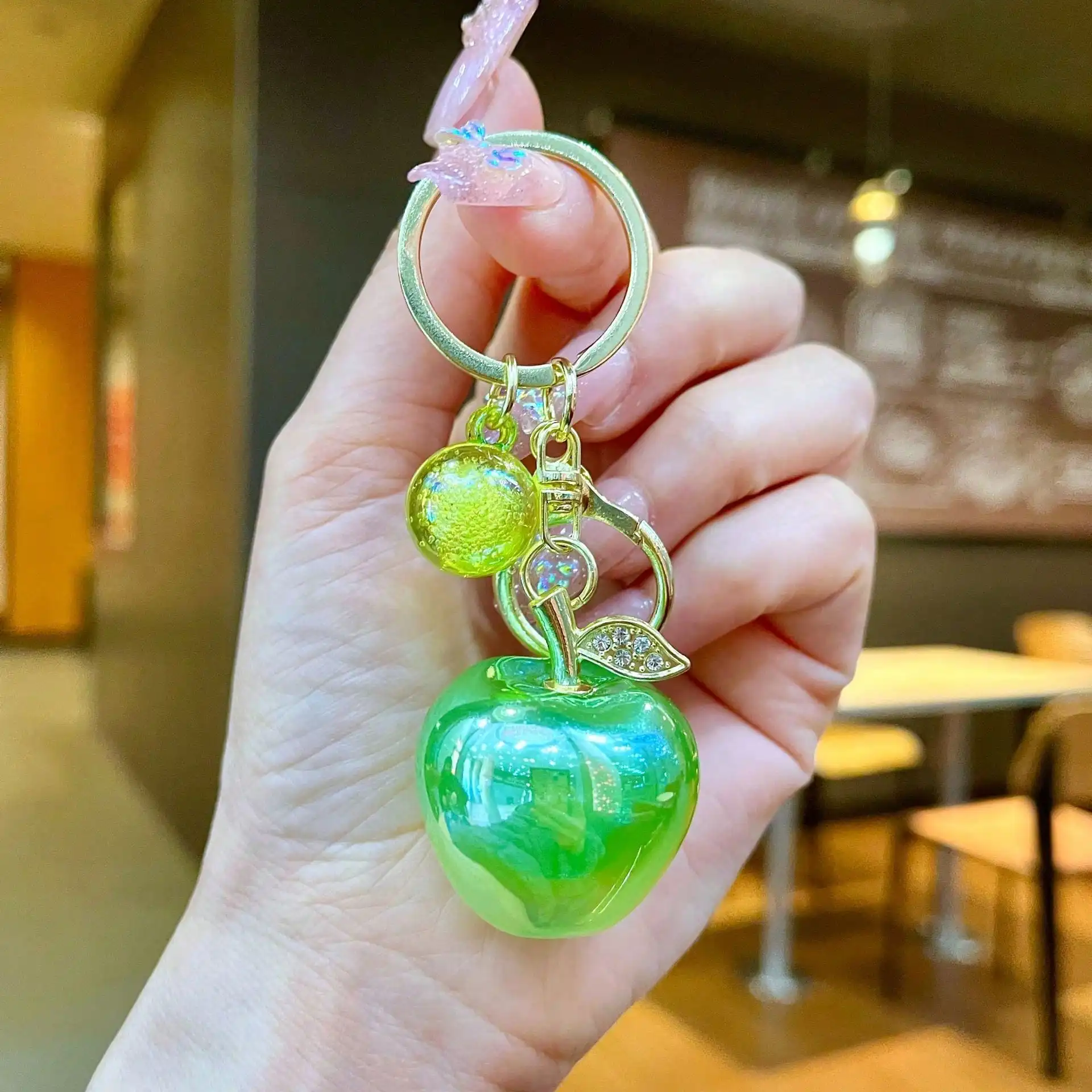 1 Creative Apple Keychain, Suitable for Bag Keys, Fashionable Fruit Pendants, Bag Charm Decoration Ornaments