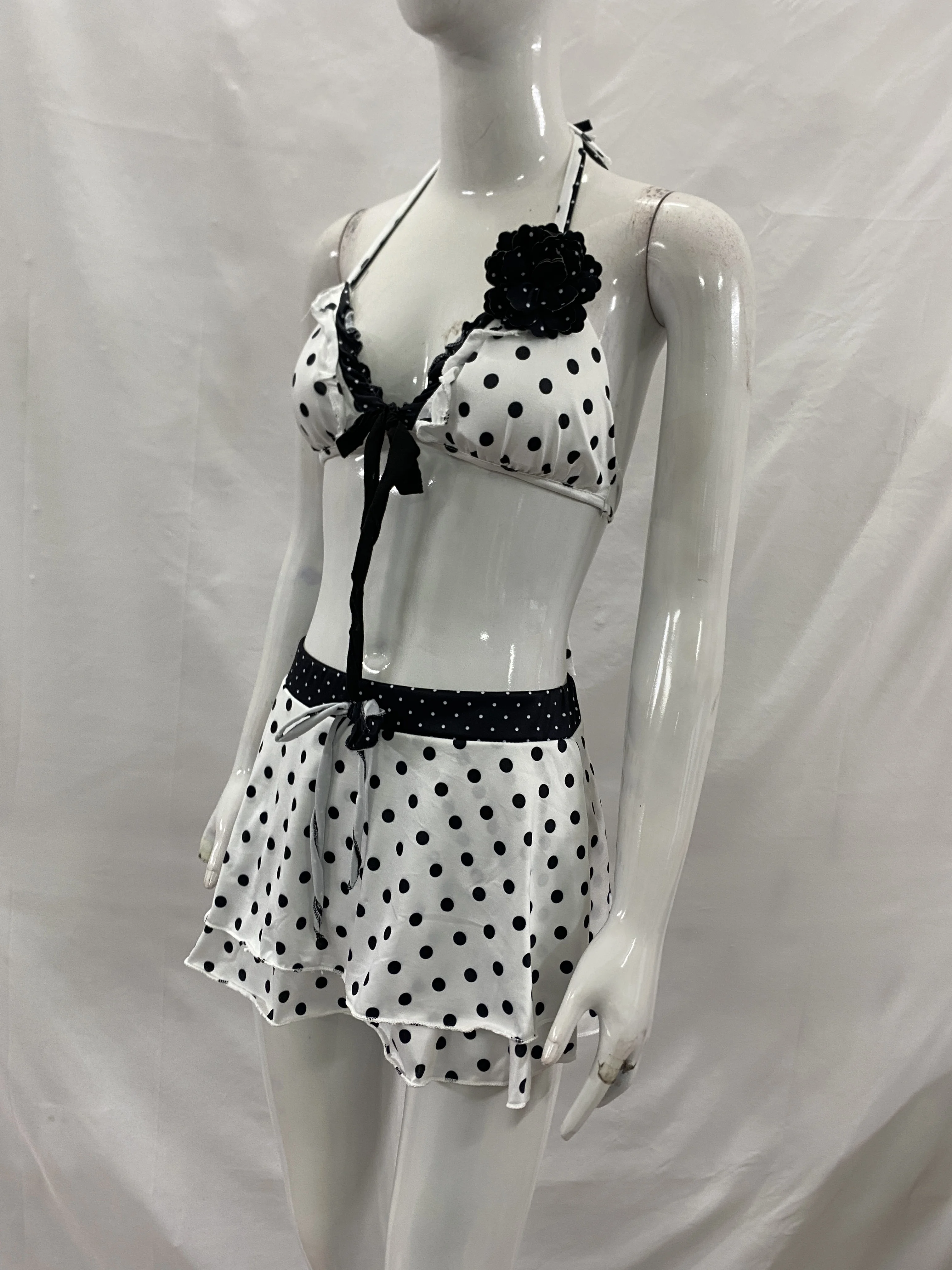 Y2K Retro-Bikini-Set im Polka-Dot-Look mit Spitze, dreiteilig, mit Neckholder-Oberteil und Rockartigem Unterteil. – Detail 5