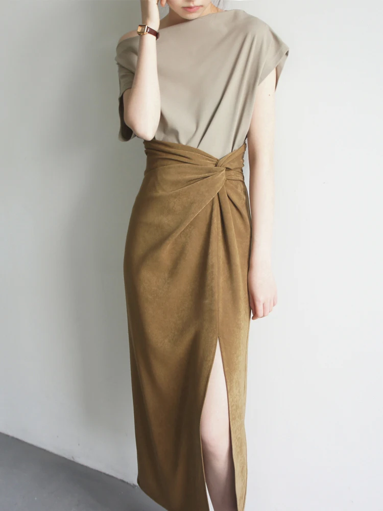 Conjunto de Dos Piezas Elegante y Moderno: Falda Midi a la Rodilla y Camiseta de Un Hombro con Abertura Lateral, Color Mostaz...
