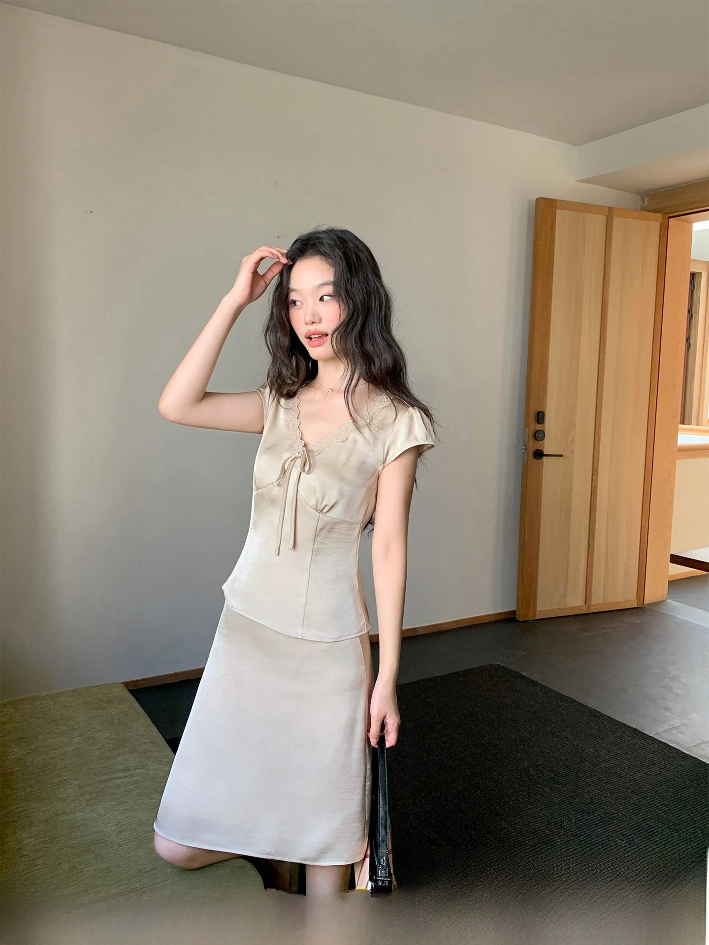 

Элегантный комплект из кружевного топа цвета шампань с V-образным вырезом и юбки с высокой талией от Lu Jiaxi, летний модный комплект с короткими рукавами для женщин 25-35 лет.